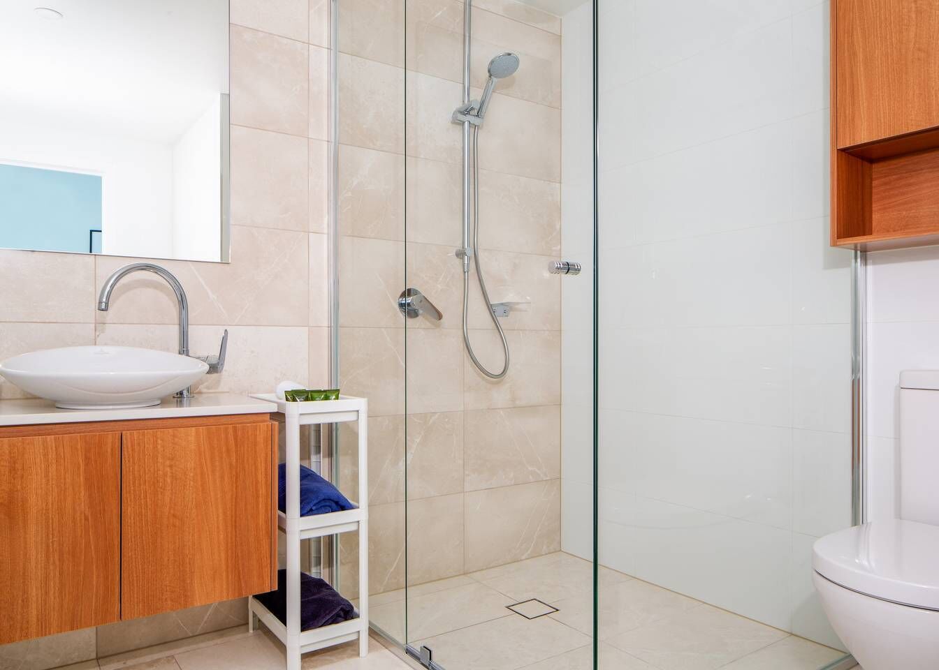 Spectacular City views; Pool and Free Parking