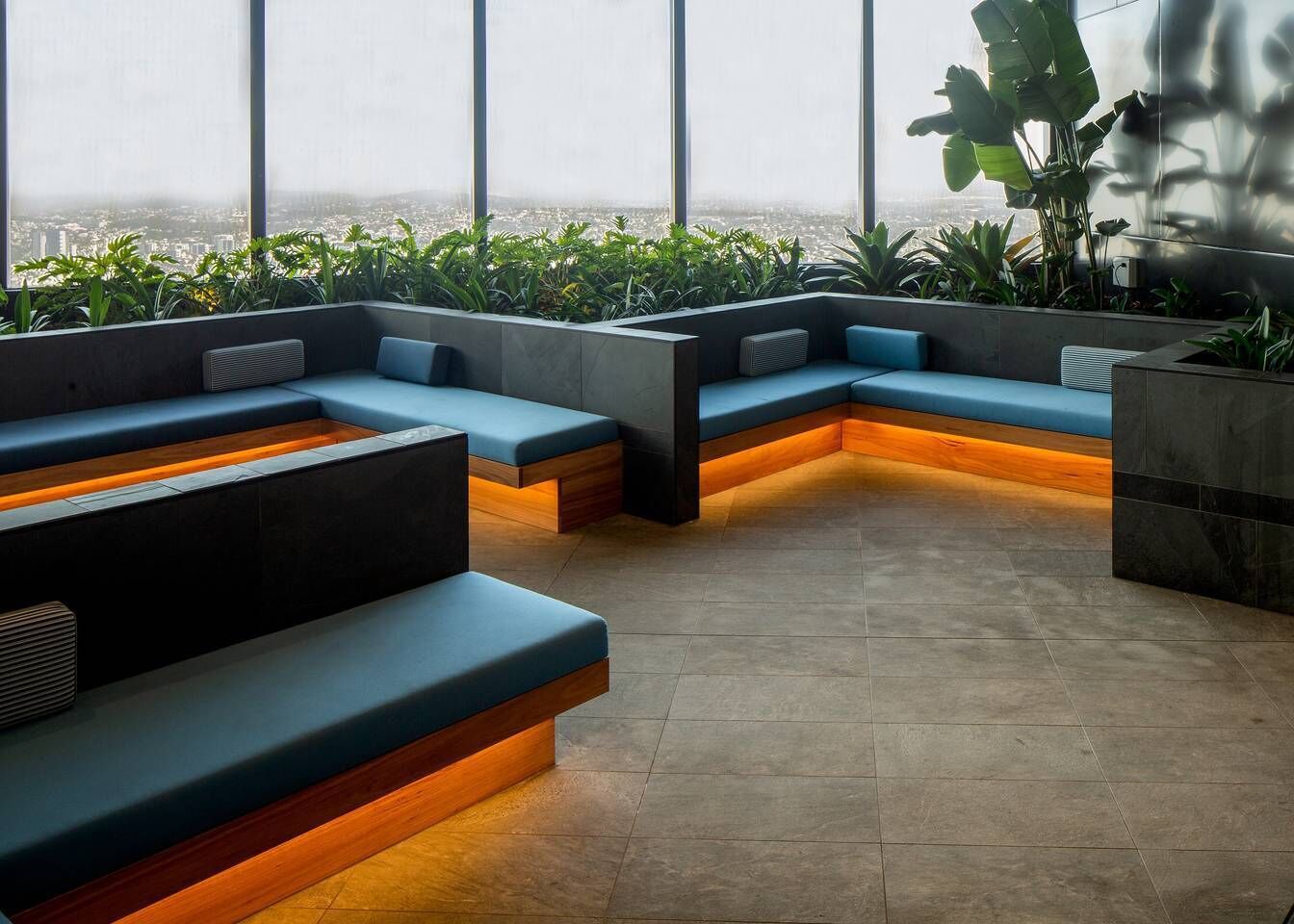 Spectacular City views; Pool and Free Parking