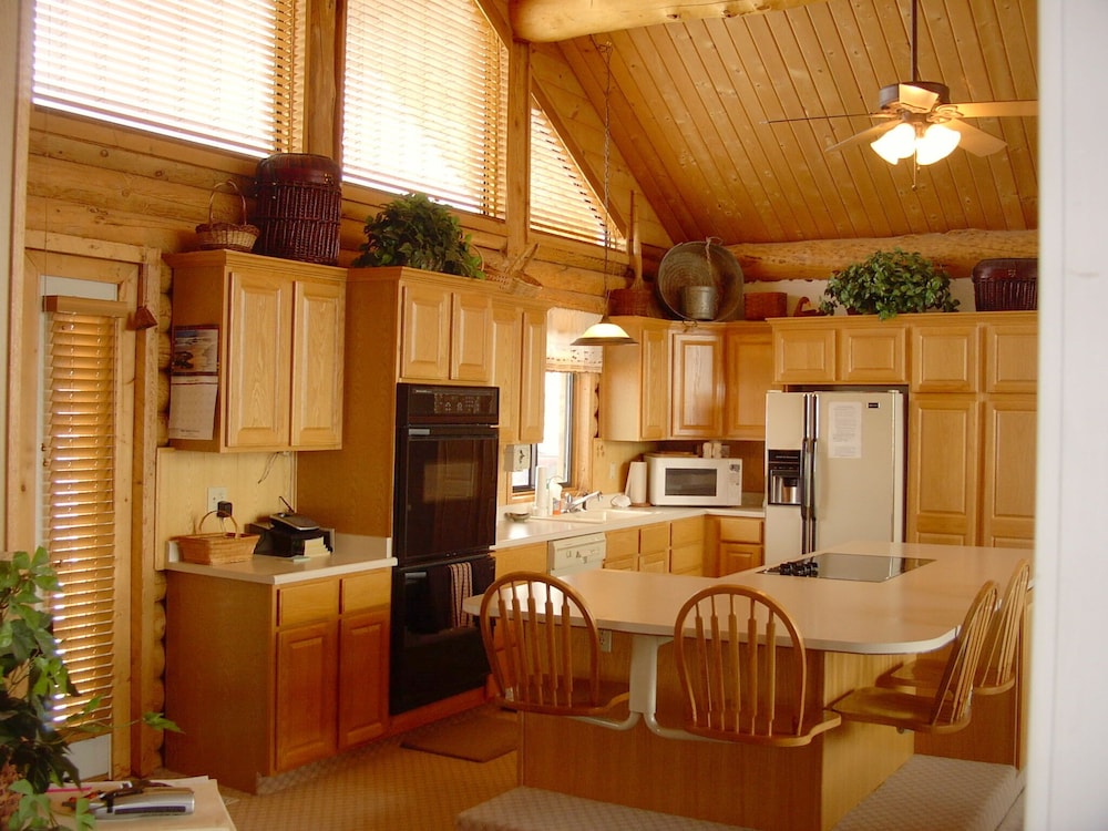 Bear Lake Lodge-Full Log Cabin w/ Gorgeous Views Of Bear Lake on 16 acres