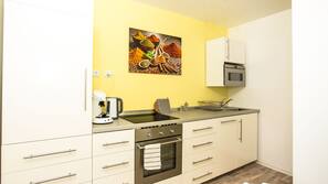 Oven, stovetop, coffee/tea maker, electric kettle
