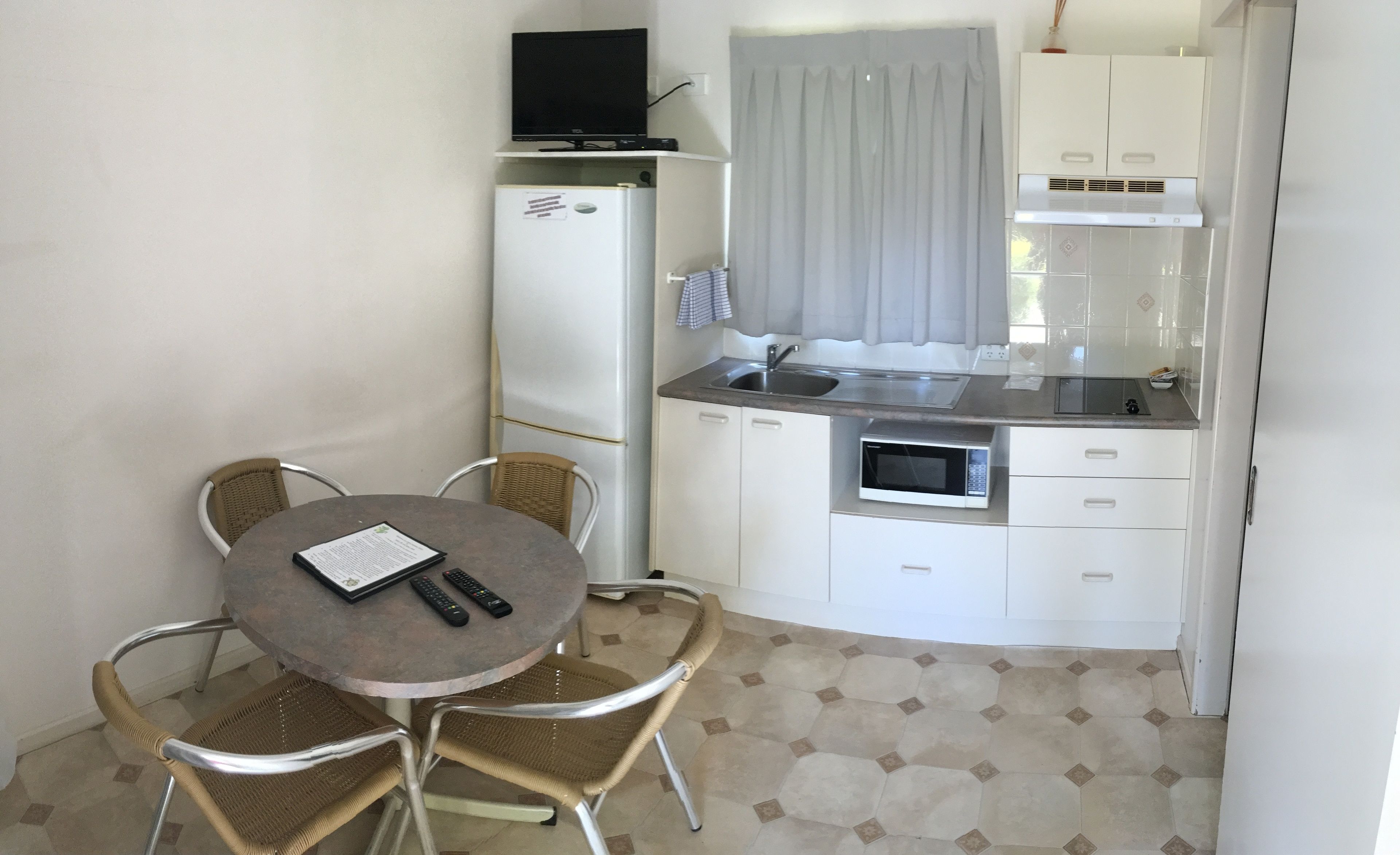 Ash's Holiday Units & Cafe