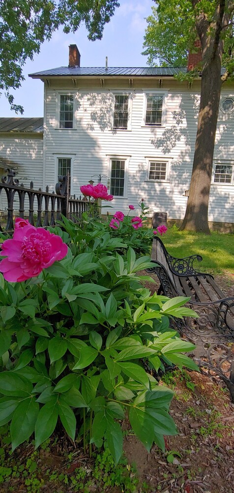 Beautiful Saratoga Springs Farmhouse on 2 Acres Close To Broadway And Spac