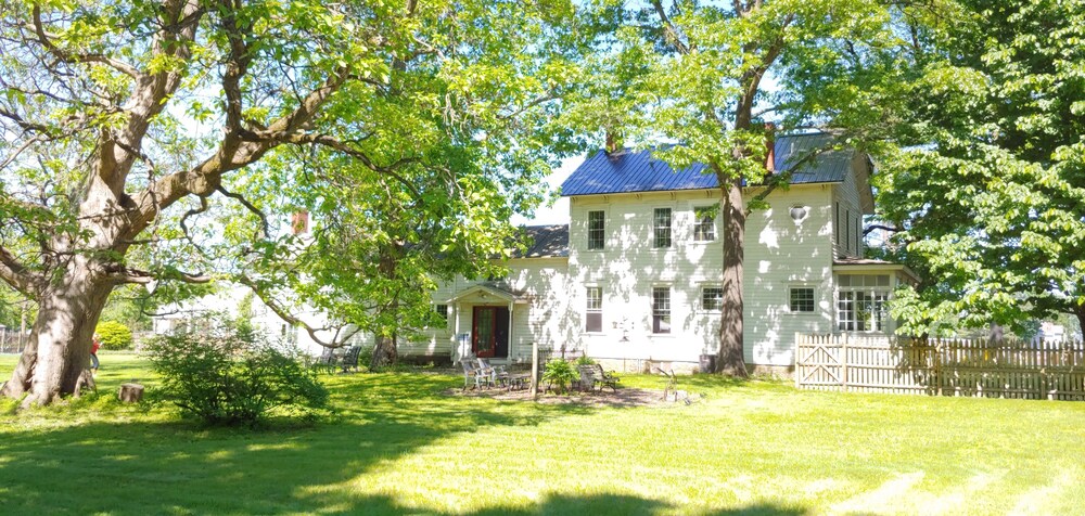 Beautiful Saratoga Springs Farmhouse on 2 Acres Close To Broadway And Spac