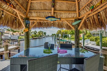 Hot Tub Heaven With Tiki Bar Delight Villa Jaclyn S Hideaway Cape Coral Fl Fort Myers Room Prices Reviews Travelocity