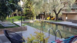 Piscina stagionale all'aperto, ombrelloni da piscina, lettini