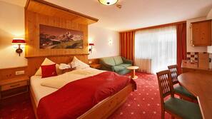 Hypo-allergenic bedding, desk, free WiFi, linens