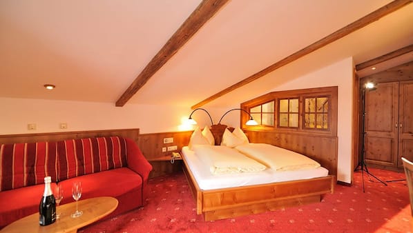 Hypo-allergenic bedding, desk, free WiFi, linens