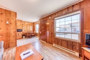 Cozy Cabin Near Beach W Wood Stove Shared Pool Hot Tub 2 Dogs