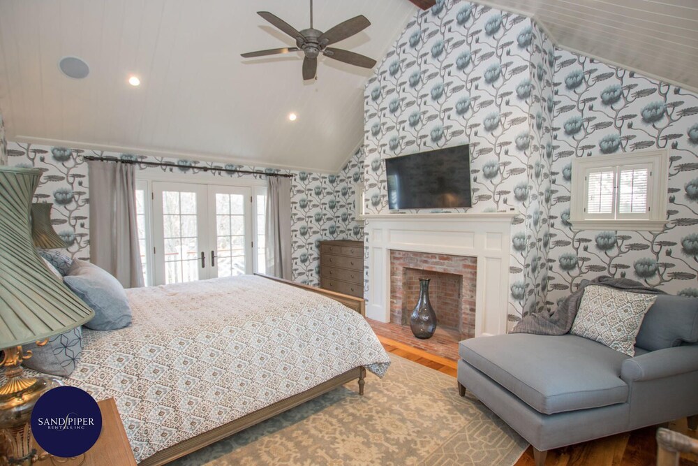 NEW LISTING LUXURY DOWNTOWN EDGARTOWN WALK TO HARBOR CLOSE TO