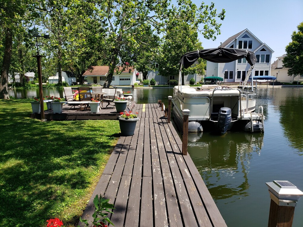 Lake Wawasee PetFriendly Cottage with Pontoon, Firepit, 3 decks, large