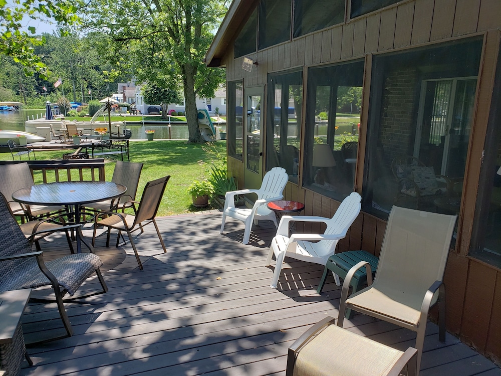 Lake Wawasee PetFriendly Cottage with Pontoon, Firepit, 3 decks, large