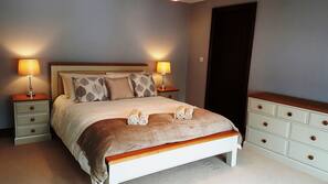 5 bedrooms, iron/ironing board, WiFi, linens