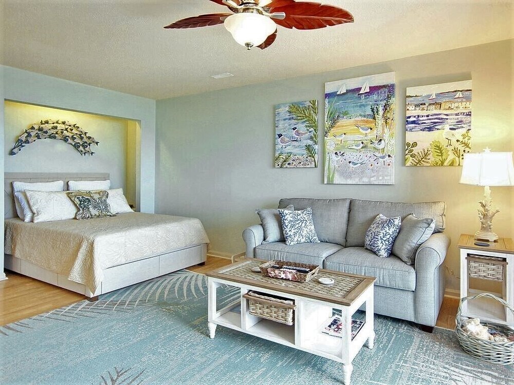 Charming 1st Floor Oceanfront/Beachfront Studio-Amazing Views from the Bed!