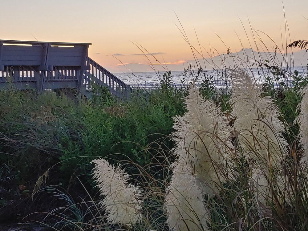 Charming 1st Floor Oceanfront/Beachfront Studio-Amazing Views from the Bed!