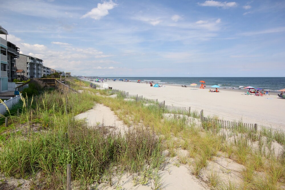 Charming 1st Floor Oceanfront/Beachfront Studio-Amazing Views from the Bed!