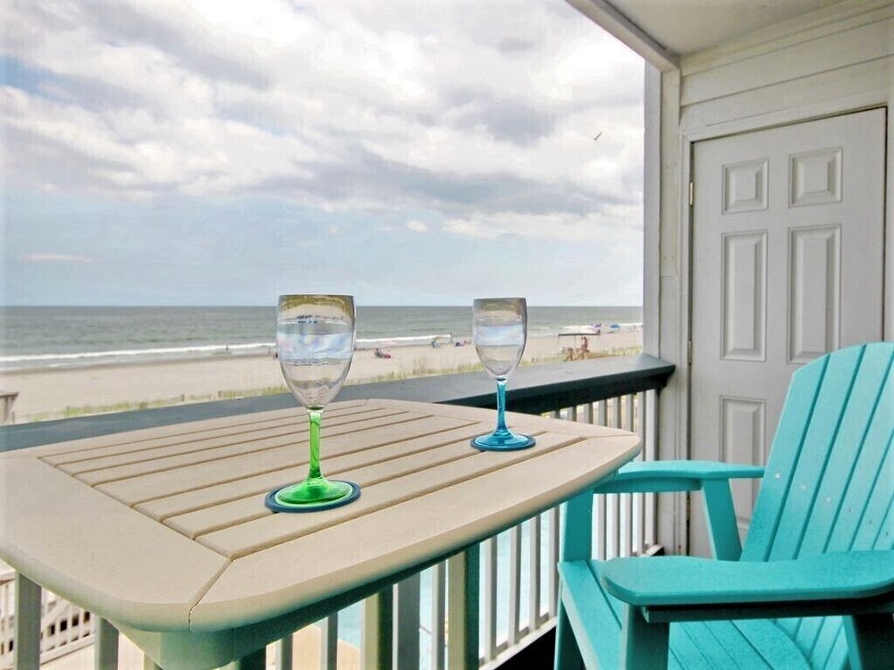 Charming 1st Floor Oceanfront/Beachfront Studio-Amazing Views from the Bed!