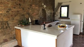 Frigorifero, forno, piano cottura, macchina per caffè espresso