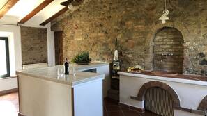 Frigorifero, forno, piano cottura, macchina per caffè espresso
