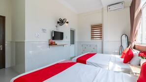 1 kamar tidur dan meja kerja