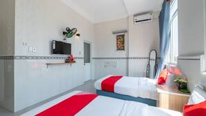 1 kamar tidur dan meja kerja