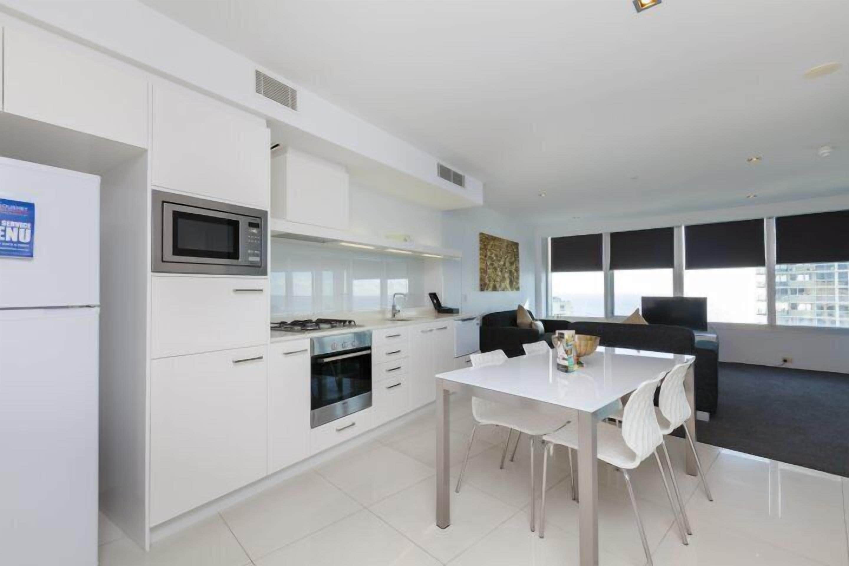 Stylish City Apartment in the Heart of Surfers Paradise at Q1 - 250m to Beach