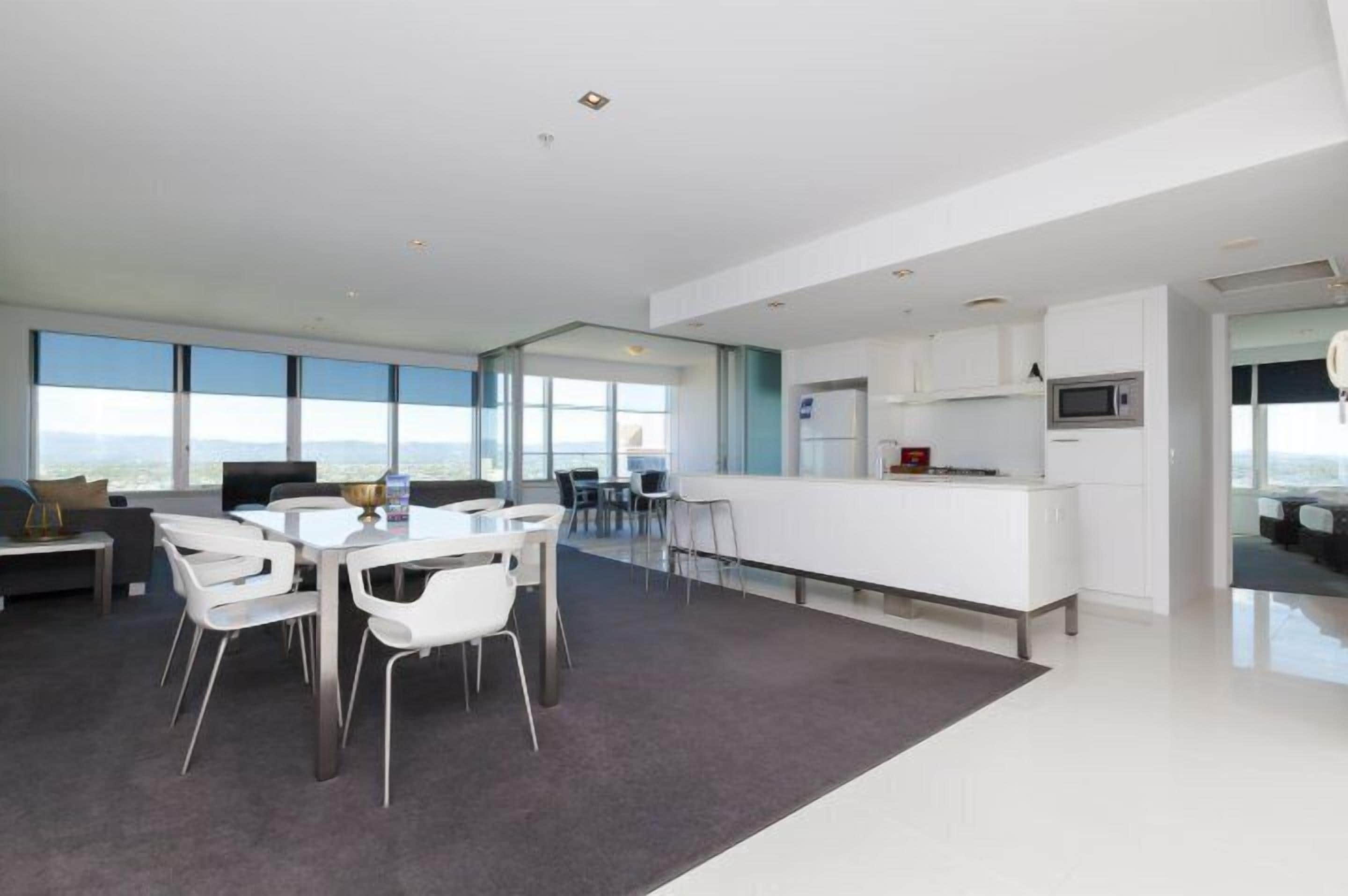 Stylish City Apartment in the Heart of Surfers Paradise at Q1 - 250m to Beach