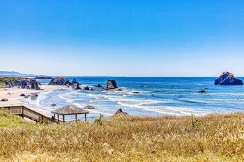Dog Friendly Cottage On The Bluff With Unobstructed Ocean Views
