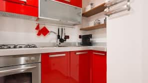 Frigorifero, microonde, forno, piano cottura