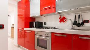 Frigorifero, microonde, forno, piano cottura