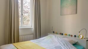 Espacio para trabajar con un portátil y cortinas opacas