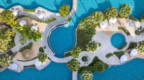 3 piscinas al aire libre (de 7:00 a 18:00), sombrillas, tumbonas