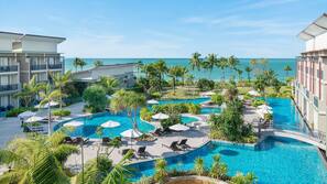 3 piscinas al aire libre (de 7:00 a 18:00), sombrillas, tumbonas