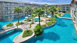 3 piscinas al aire libre (de 7:00 a 18:00), sombrillas, tumbonas