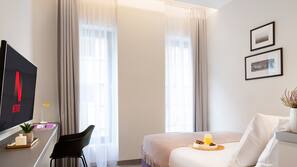 Luxe beddengoed, een kluis op de kamer, een bureau, een laptopwerkplek
