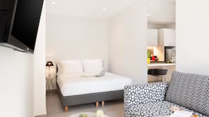Luxe beddengoed, een kluis op de kamer, een bureau, een laptopwerkplek