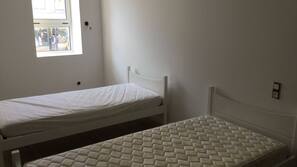 3 chambres, fer et planche à repasser
