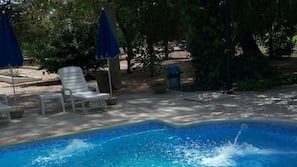 Una piscina al aire libre de temporada