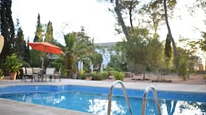 Una piscina al aire libre de temporada