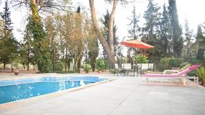 Una piscina al aire libre de temporada