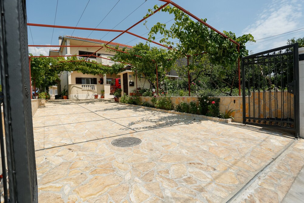 Modern apartment Baco from 1 up to 6 persons Kastel Kambelovac Vrbo