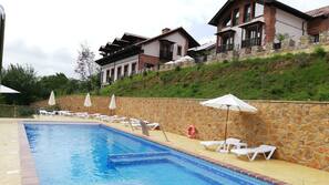 Una piscina al aire libre de temporada