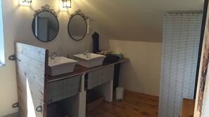 Douche, articles de toilette gratuits, serviettes fournies
