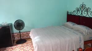 Minibar, WiFi, linens