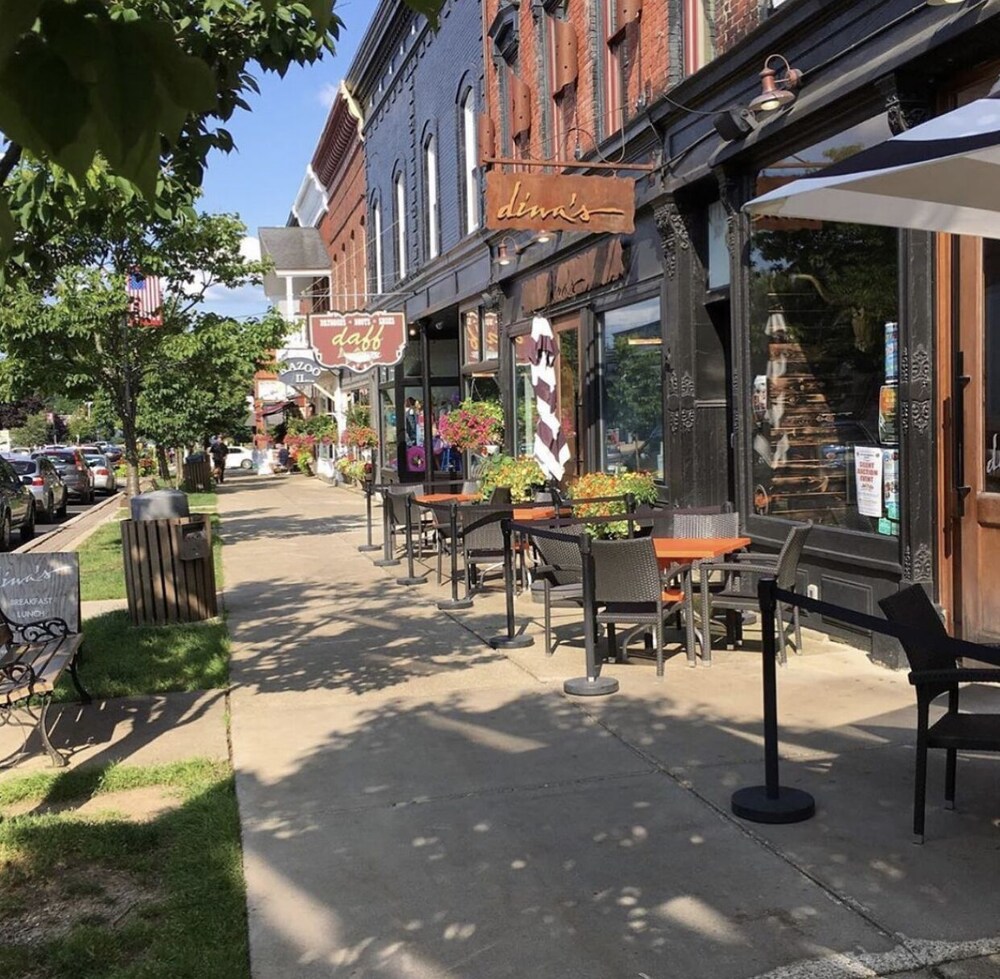 Updated & Modern w/ King Bed, Pet Friendly, Sleeps 4, Beautiful views