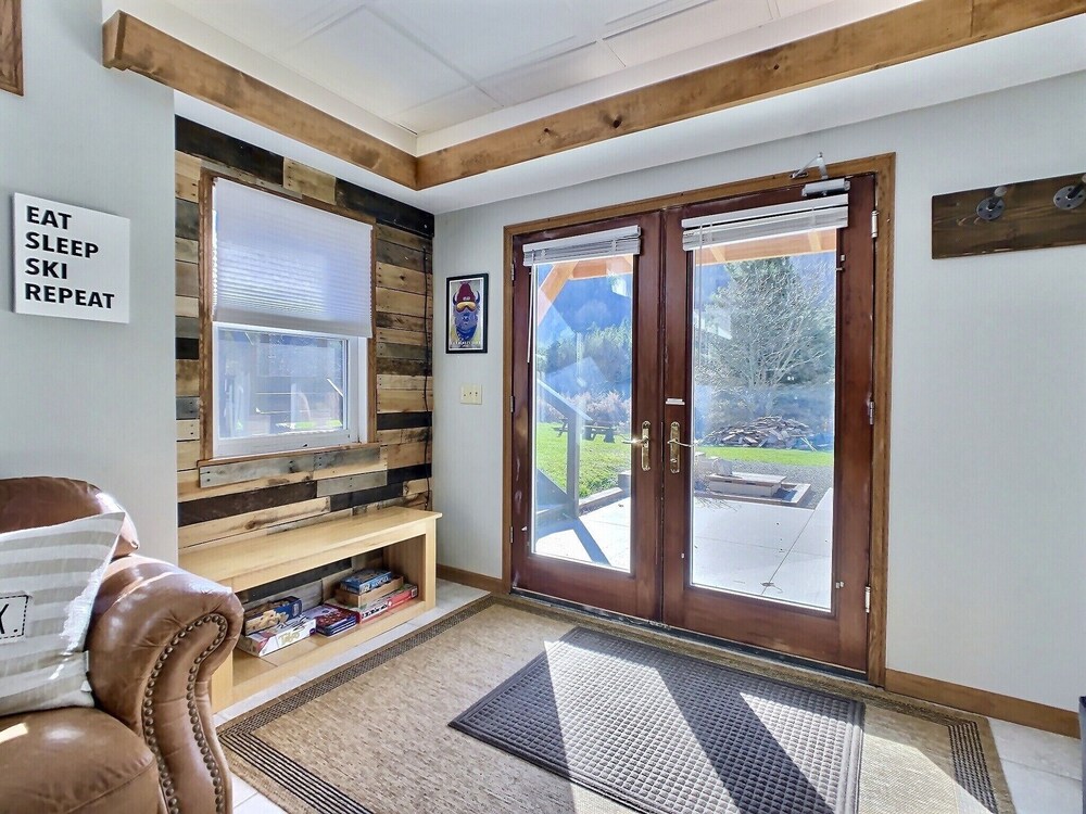 Updated & Modern w/ King Bed Pet Friendly Sleeps 4 Beautiful