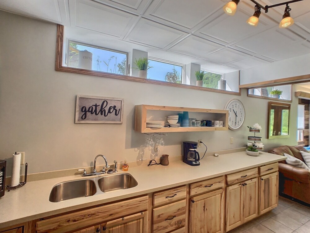 Updated & Modern w/ King Bed, Pet Friendly, Sleeps 4, Beautiful views