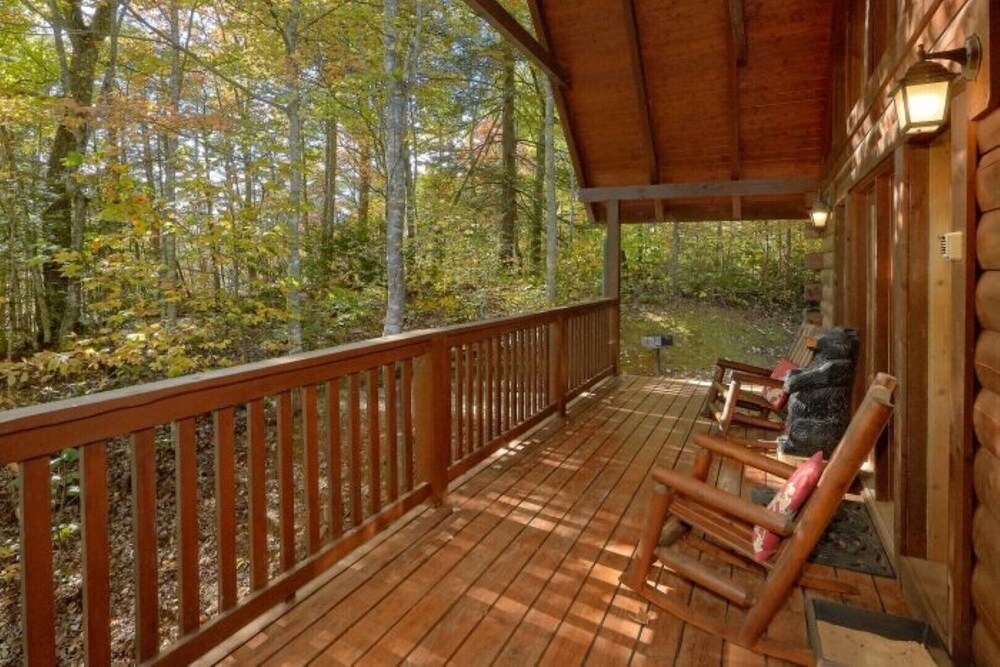 Genuine Log Cabin Convenient To All Attractions In Gatlinburg Tn
