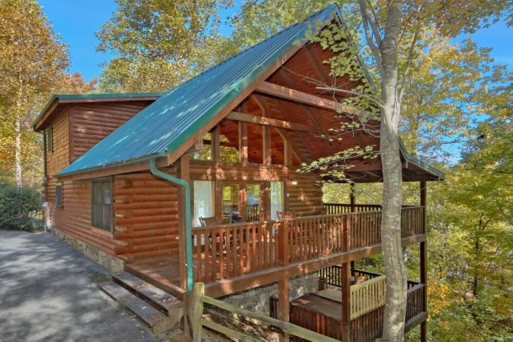 Genuine Log Cabin Convenient To All Attractions In Gatlinburg Tn