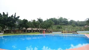 2 hồ bơi ngoài trời