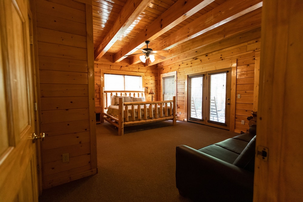 Free Daily Activities - Fire Pit - Theater - Game Room - Hot Tub